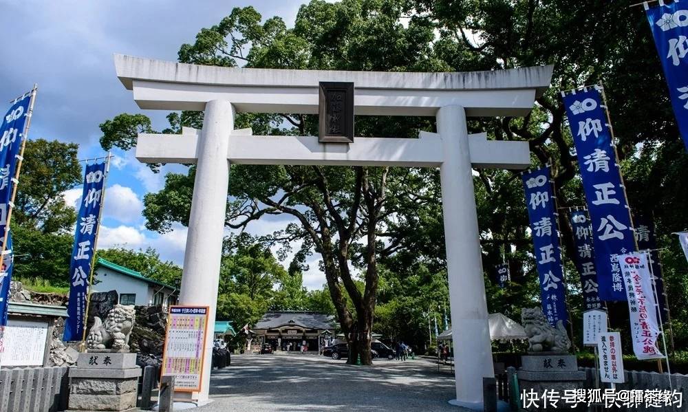 石墙厚而高筑,城下是绕城而流的护城河,建筑则是典型的安土桃山