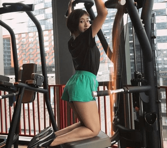 昔日体操女神身材傲人,嫁给1米58的老公,等待8年才办婚礼_周捷