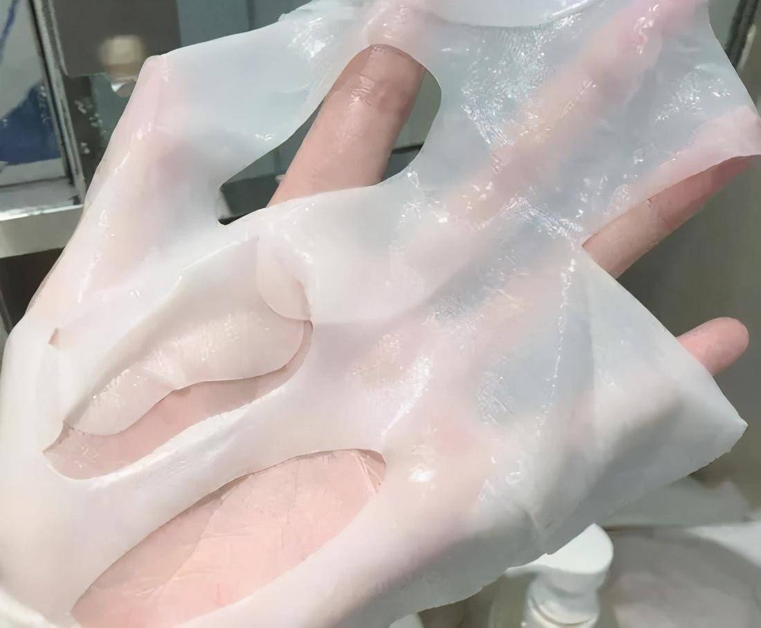 首先,生物面膜由自然界中最微小的有机纤维制成,因此具超强的亲肤性与