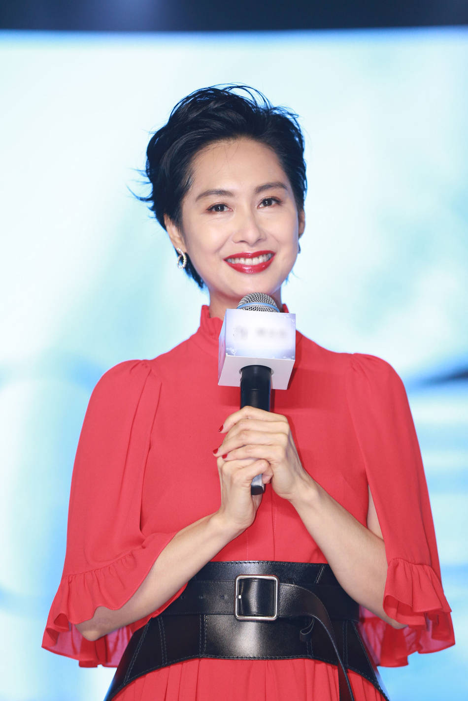 朱茵出席活动,一袭红裙好美艳,依旧是眉蹙春山,眼颦秋水_紫霞