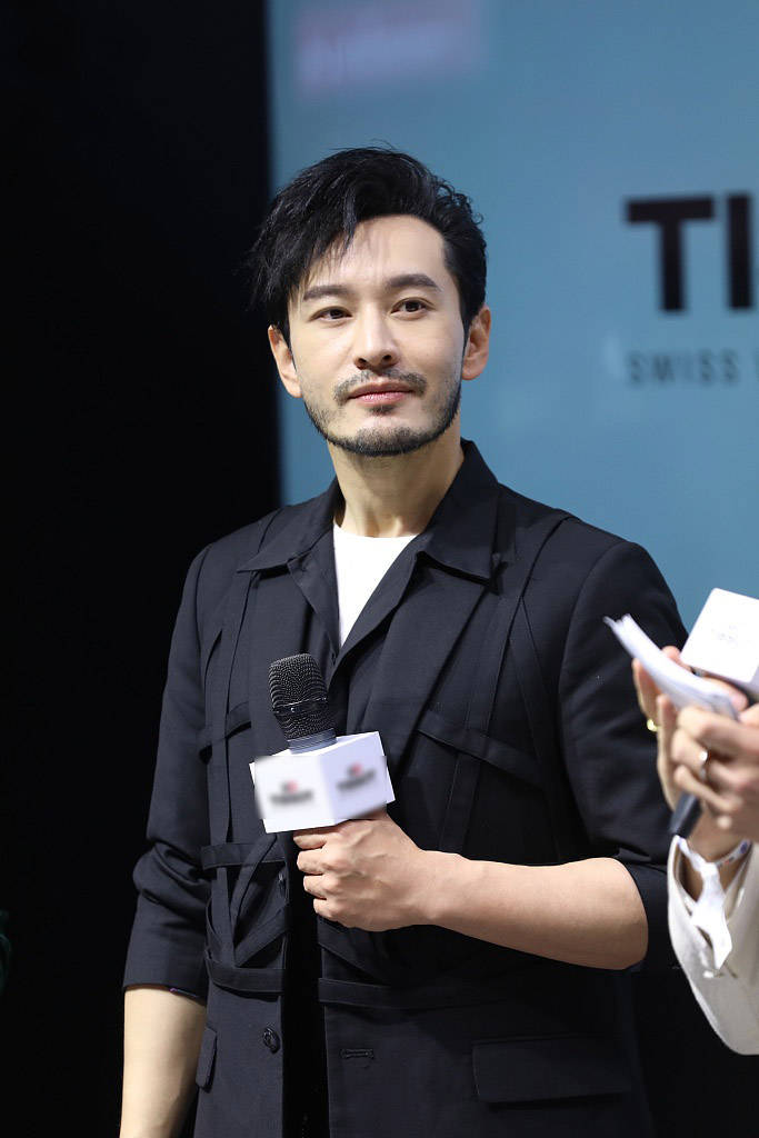 黄晓明蓄胡帅气显男人味 对镜招手憨笑萌态十足