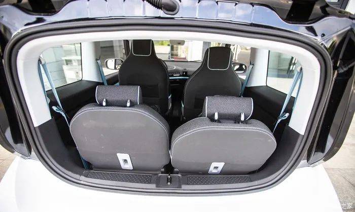 四座的空间比三座好很多,放倒后排后可以有很大的储物空间了.