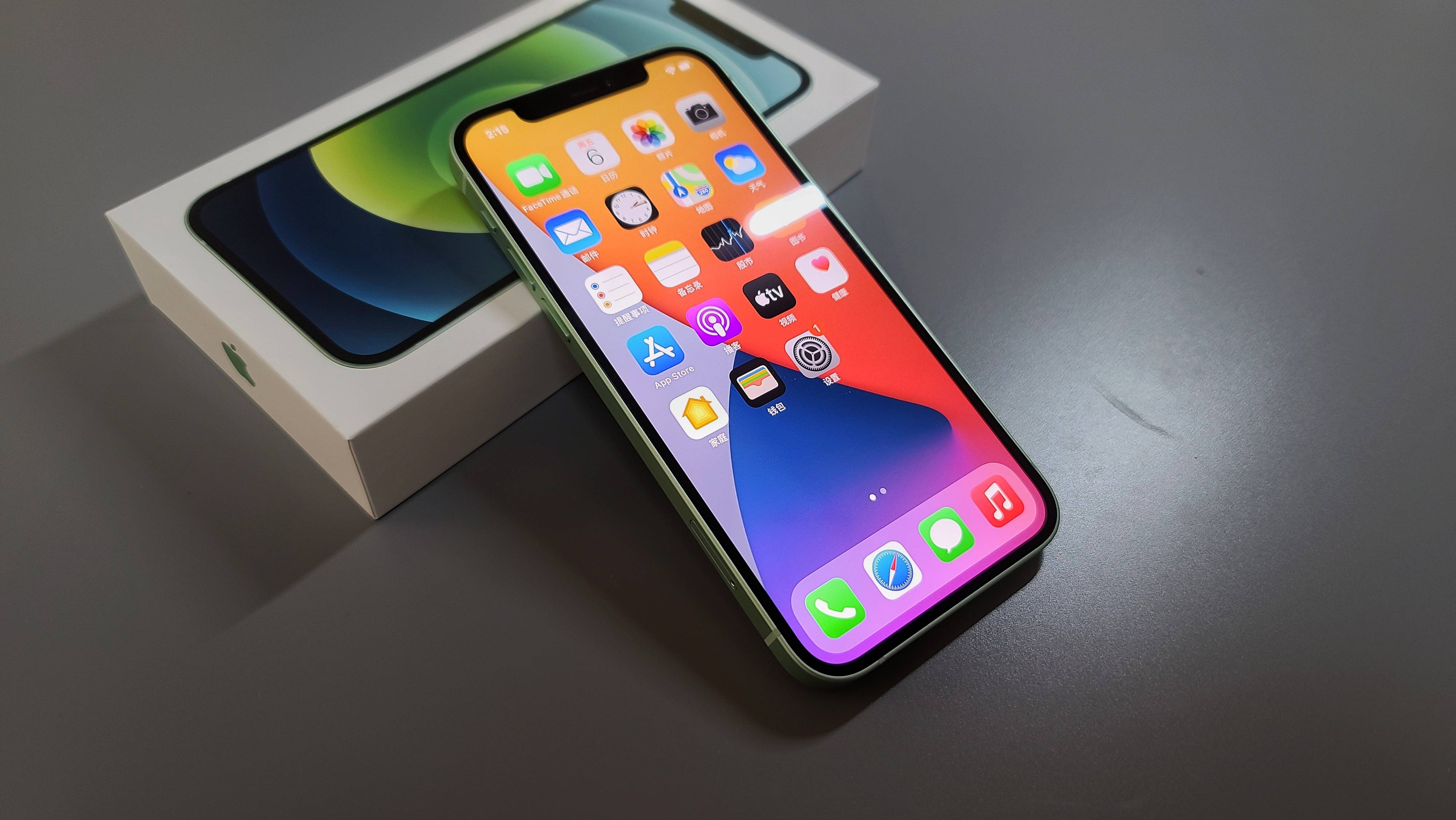 绿色iphone12果然好看黑边不宽想起了iphone4s