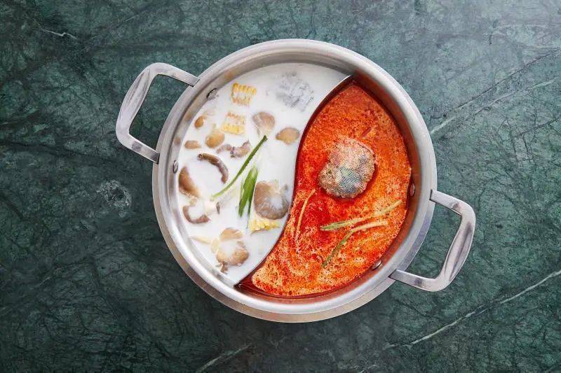 不仅美味的泰式海鲜火锅,还有专人服务
