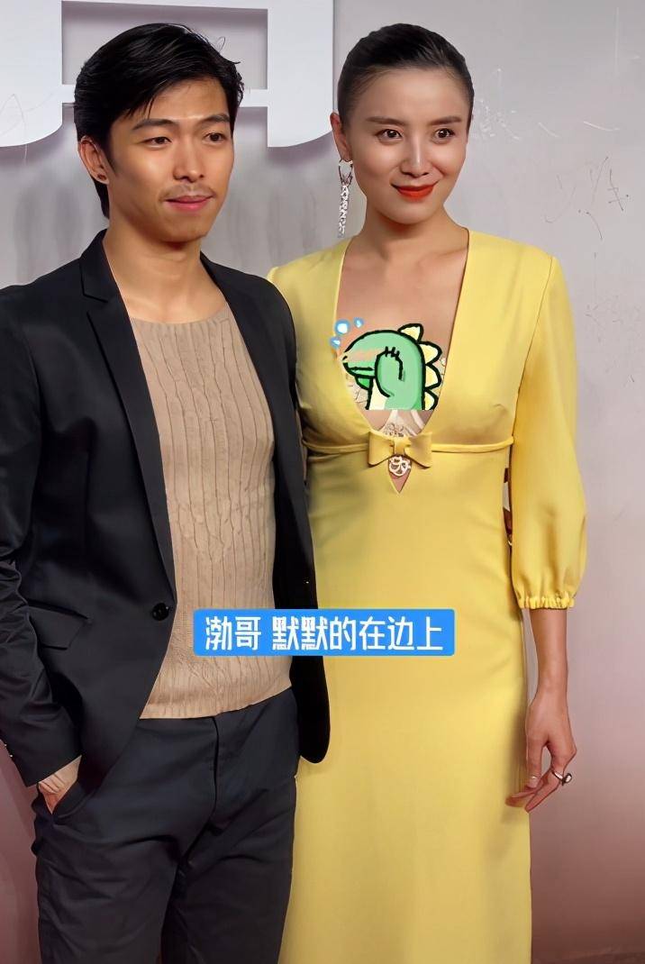 宋佳内衣外露惊艳亮相!黄渤待一边等合影?网友:性感却不低俗