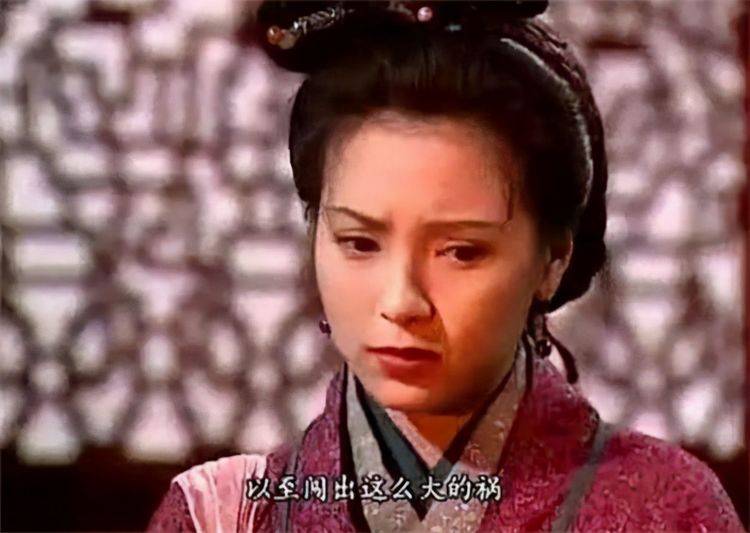 当年母亲黄蓉临产,父亲郭靖身受重伤,金轮法王突然袭击,郭芙二话不说