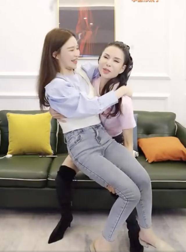 李若彤现身直播间腰围仅56cm堪比吉娜公主抱雪梨力大无比