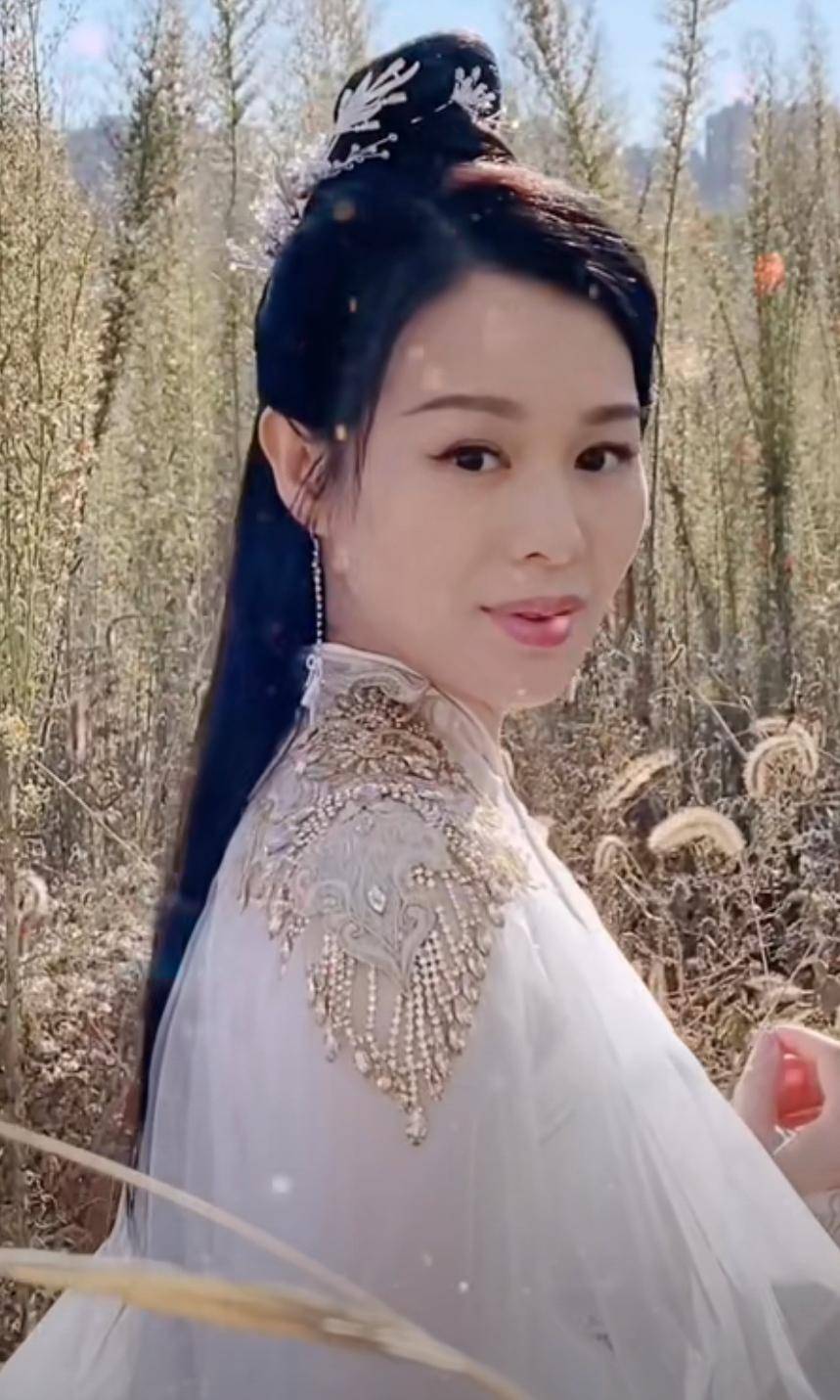 41岁胡杏儿穿古装,继春晚主持人后又上央视,网友:黄宗泽要后悔了