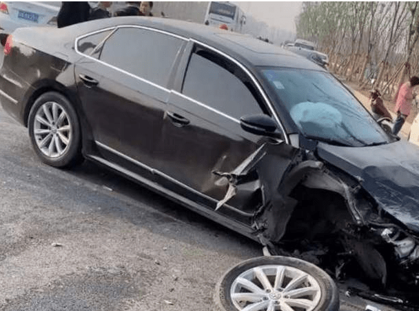 捷达vs大众帕萨特,车损差距过大,谁说汽车越贵越安全?