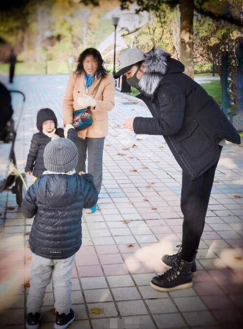 靳东老婆晒儿子成长照6岁大儿子长腿遗传爸爸认真作画气质佳