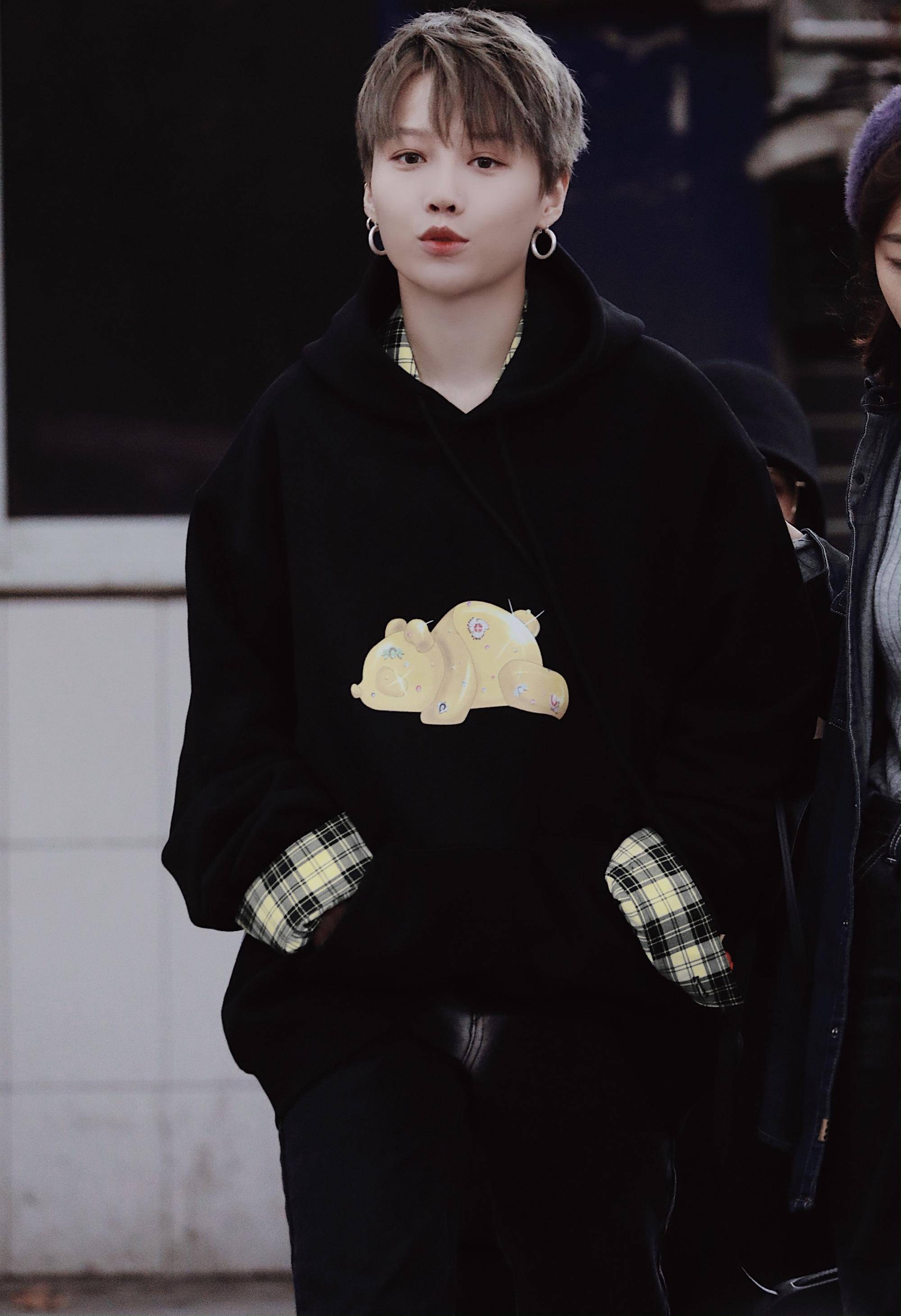 刘雨昕综艺路透照黑色卫衣上呆萌小猪抢眼短发耳环依旧干练