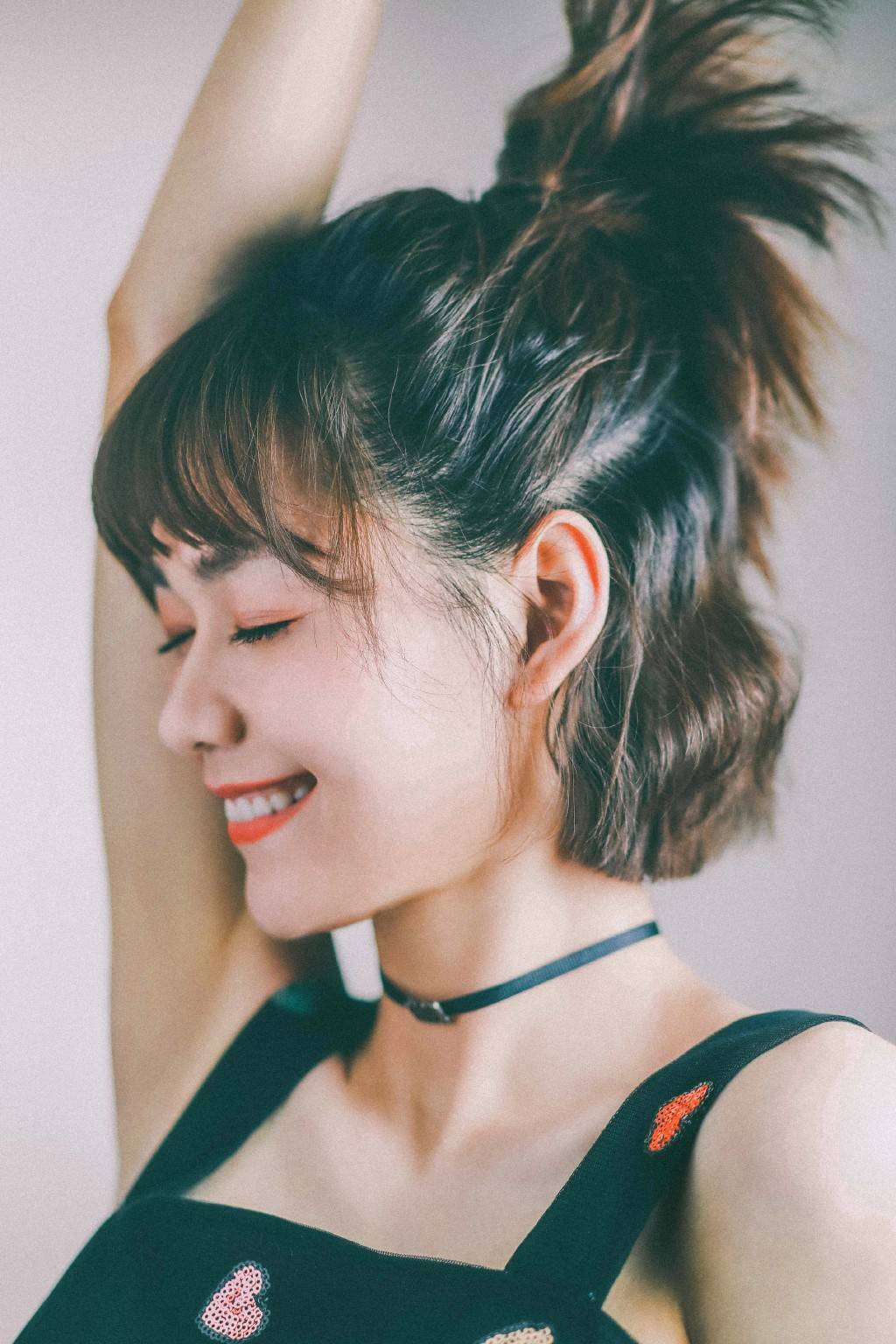再不是那个"校服女孩",段奥娟亮片背带裙配微卷短发,精致俏皮