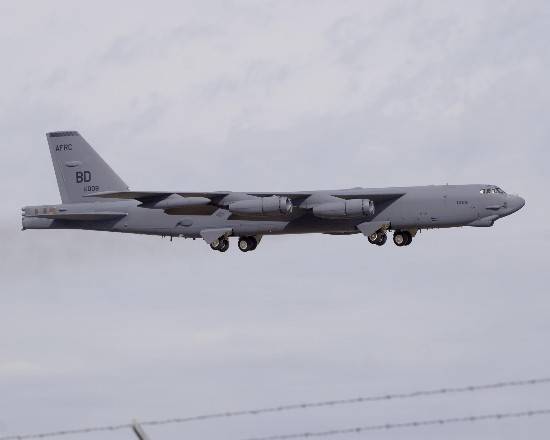 b52到底有多大把它p到核航母上才明白什么叫空中巨无霸