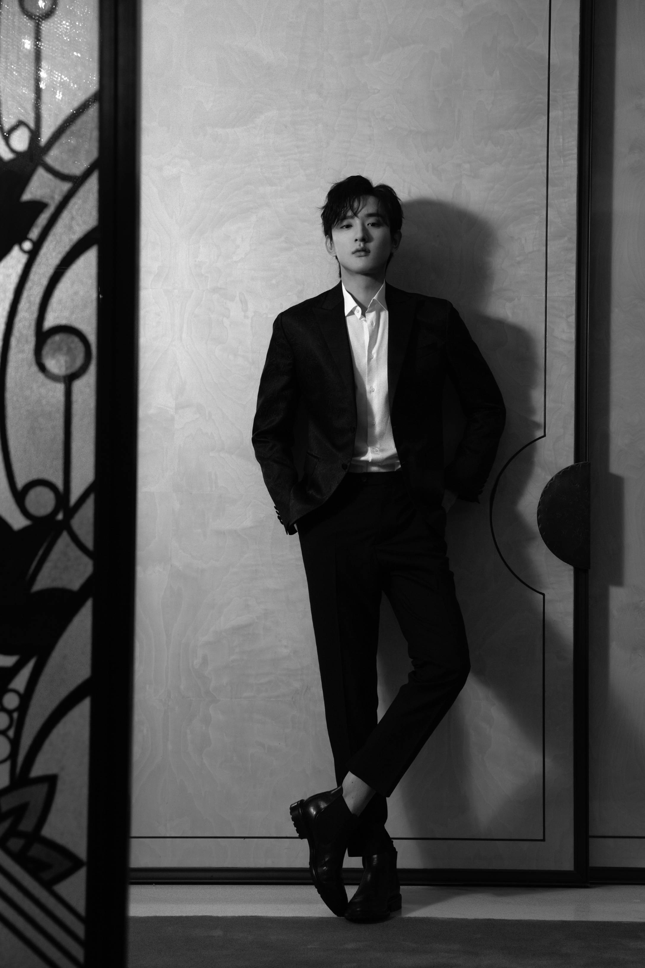 活动中,于小彤身着黑色刺绣西装站在熠熠灯光下,宛若"黑衣骑士"般温文