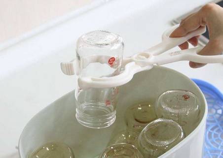 奶瓶用开水烫一下就可以消毒?别拿孩子开玩笑_进行