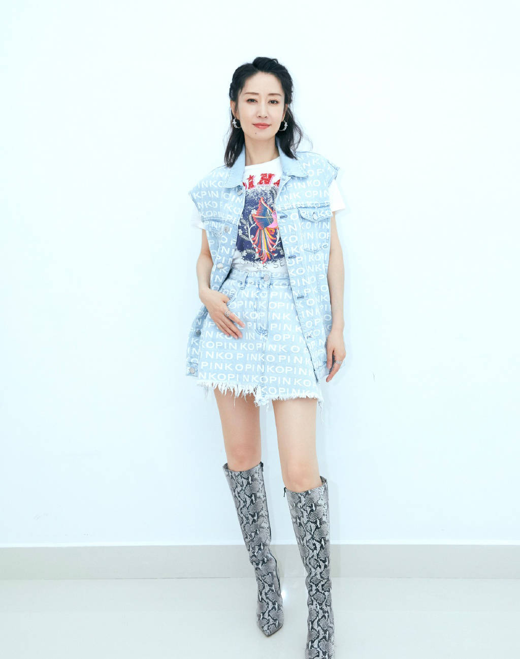 44岁刘敏涛身材太一流了,超短裙刚过臀部,配高筒靴性感撩人