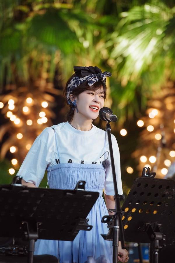 姐姐团综泉州站路演 郁可唯《小摩托》唱海边人文图景