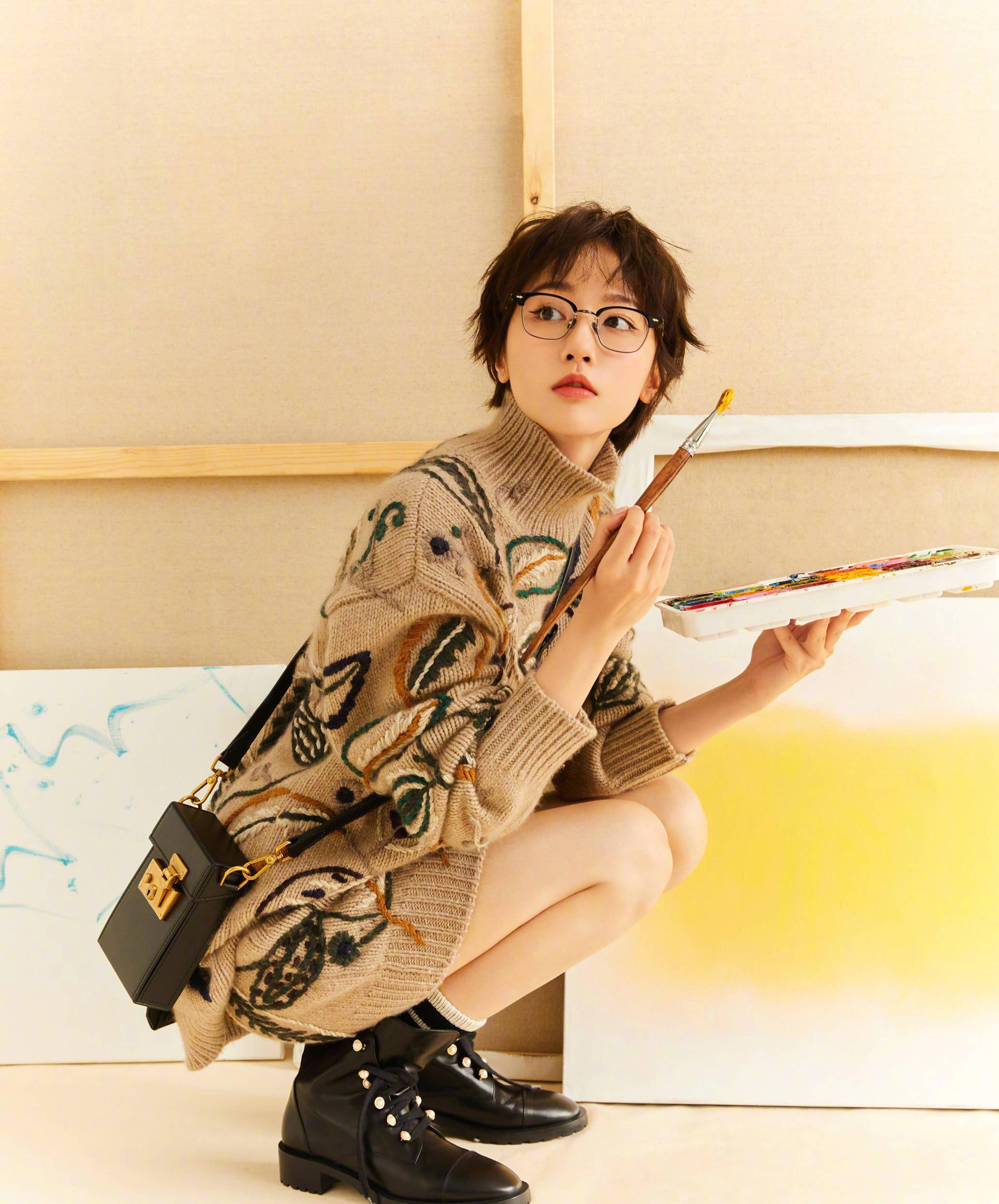 在画室里拍出来的写真还将成果塑造成了俏皮可爱的小画家形象.