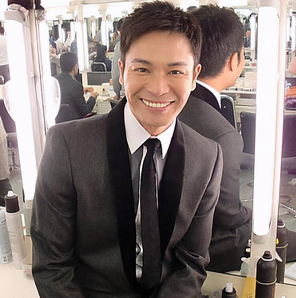 56岁郭晋安被曝近照,跟陈豪马国明同框,脸部僵硬被质疑整容