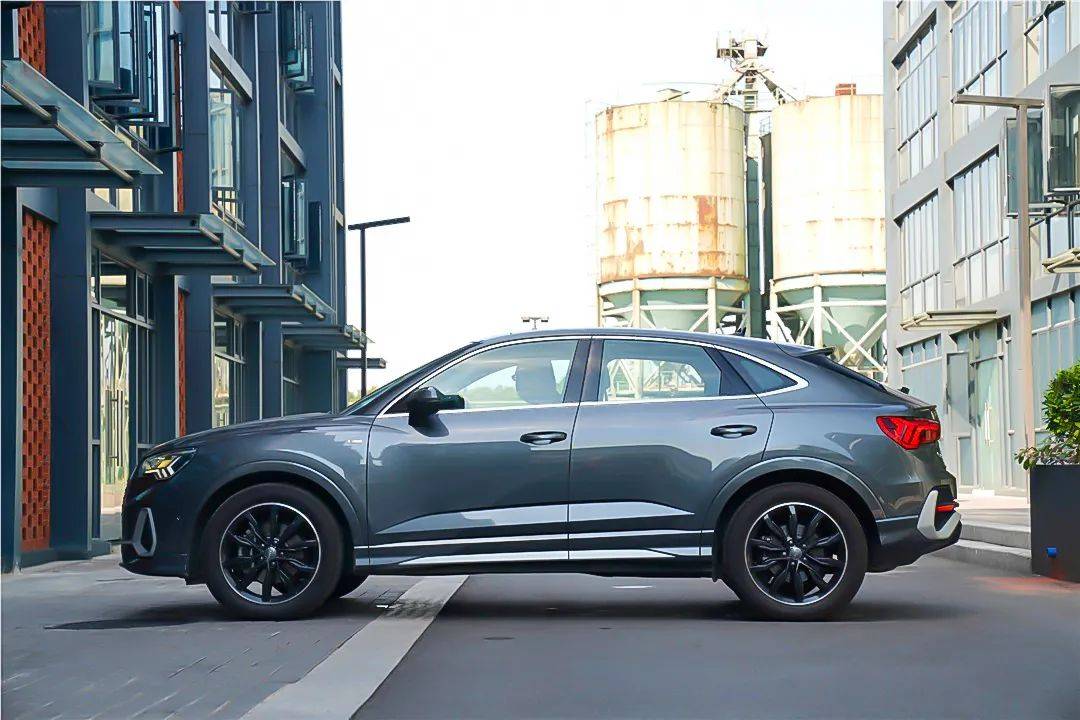 始于颜值终于驾控试驾奥迪q3轿跑版