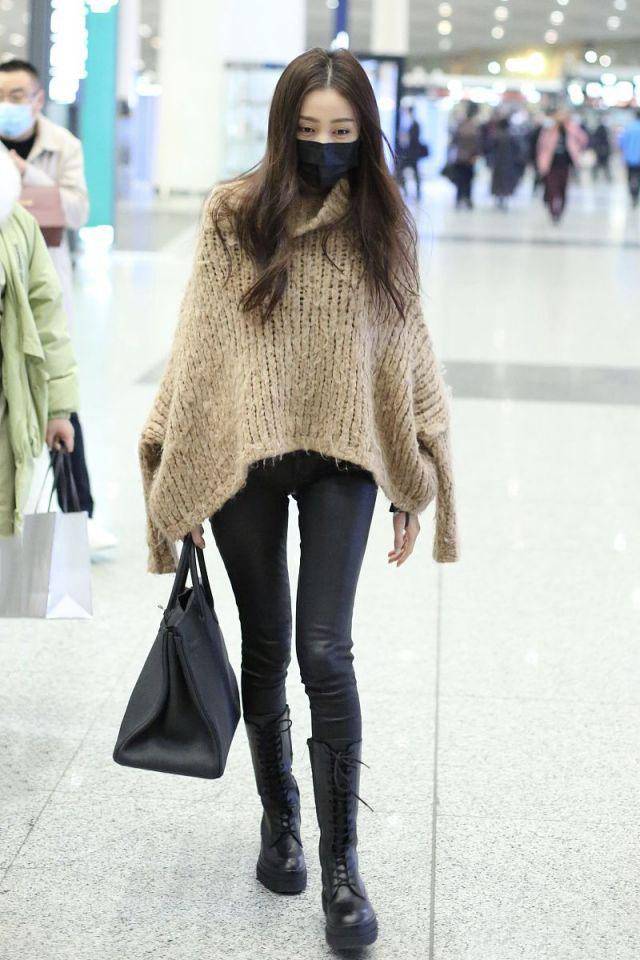 张天爱不"露"也时尚,高领衫配紧身皮裤,"上宽下紧"魅力十足