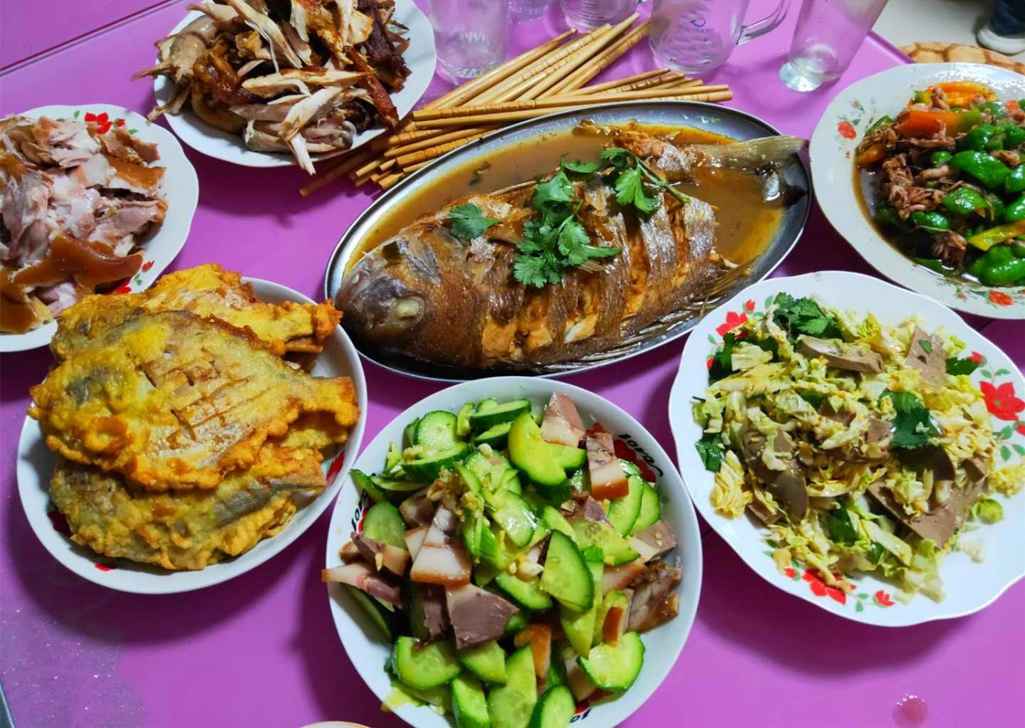 晒70岁老人寿宴,花300元做12道菜,丰盛不浪费,比饭店强