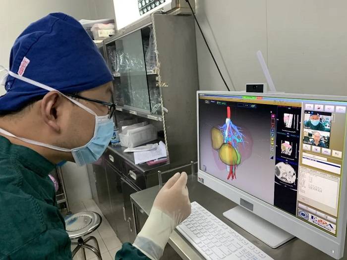 上图:edda科技团队远程支持手术团队使用iqqa云平台进行精准手术规划"