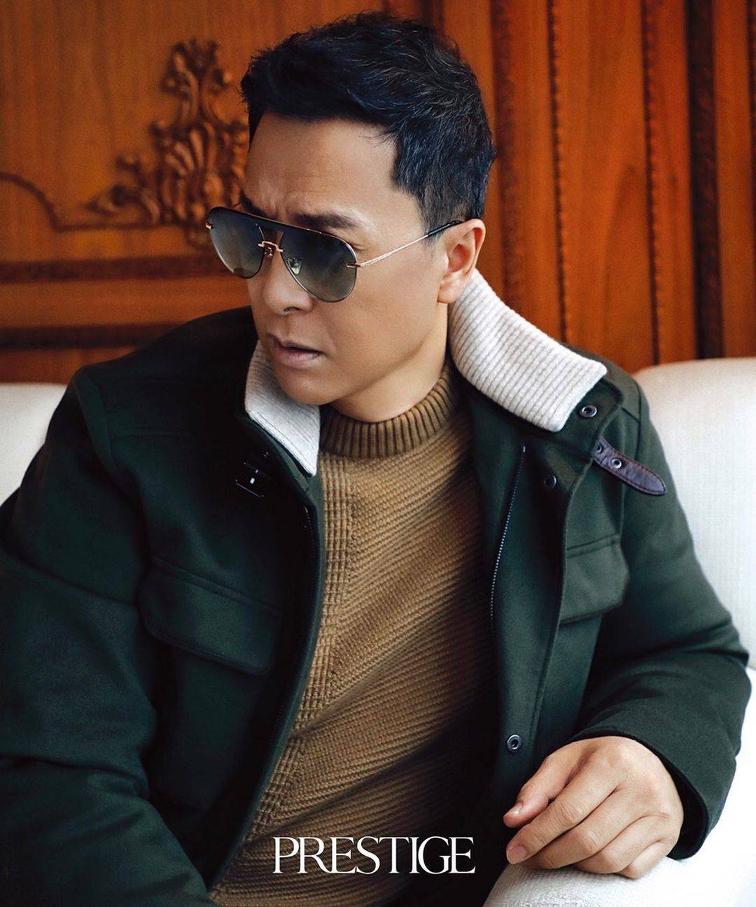 57岁甄子丹这身材太赞了,和妻子大片甜蜜幸福,时尚气质也很好