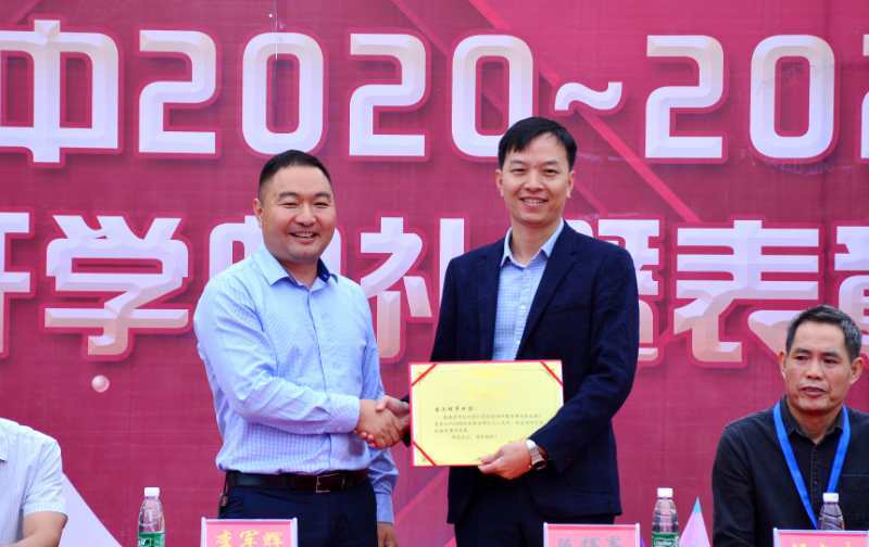 江西省先进工作者,余江区实验初中校长李军辉:用智慧和汗水浇灌出满园