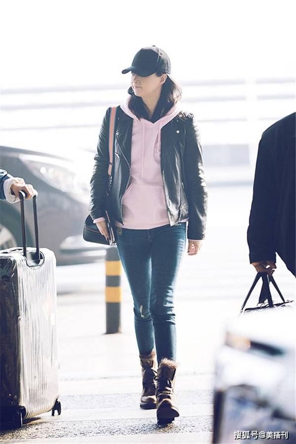 许久未见的蒋欣一身休闲装亮相皮衣配皮靴帅气潇洒人瘦了好多