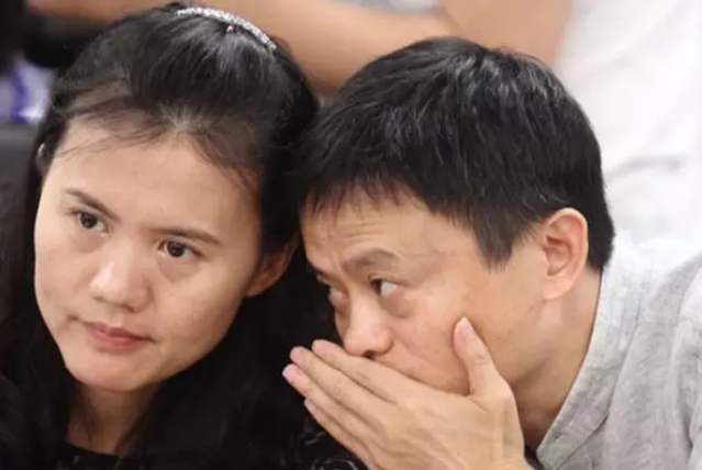 吴亚军跟丈夫蔡奎离婚了,这次离婚让吴亚军失去了接近30%的龙湖地产