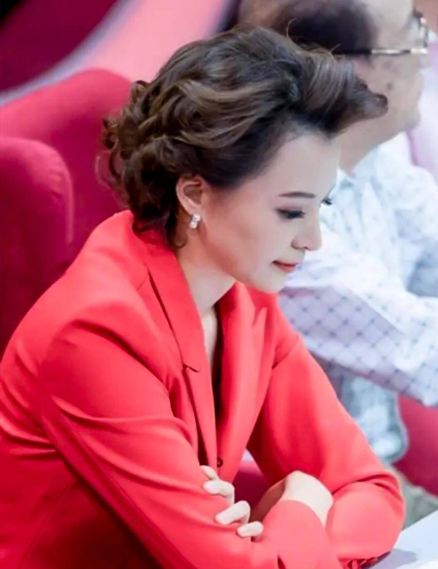 中年穿搭就学董卿!一袭红色西装美得高调,搭配珍珠耳饰气质高级