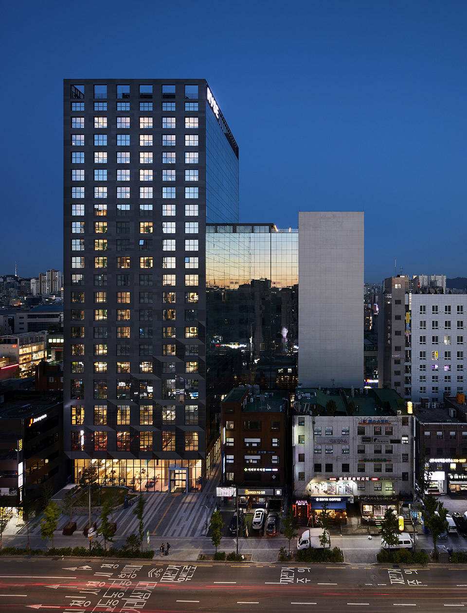 因为是现代化的建筑,所以外型上很有韩国特色,作为韩国的代表酒店得到