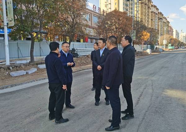 盂县县委副书记,县长梁海昌(左二)现场办公