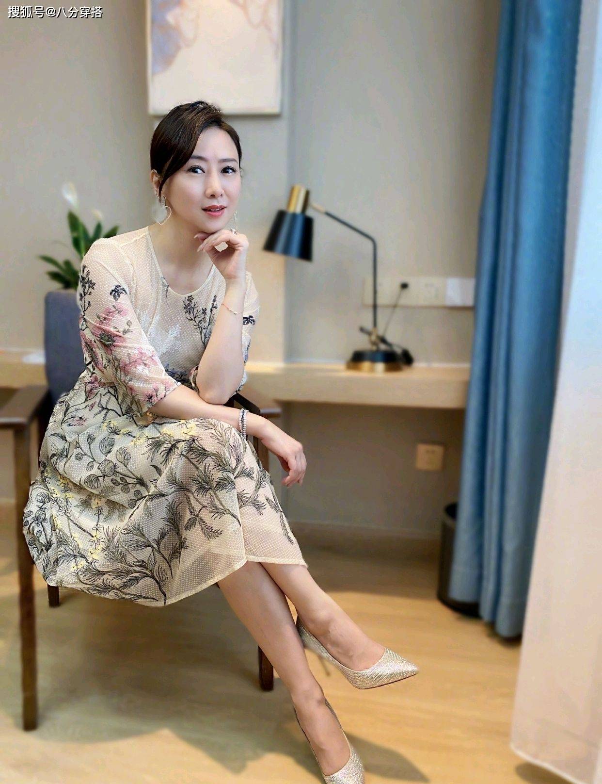 52岁翁虹不服老,飘带衬衫配小香风连衣裙优雅端庄,哪像中年妇女