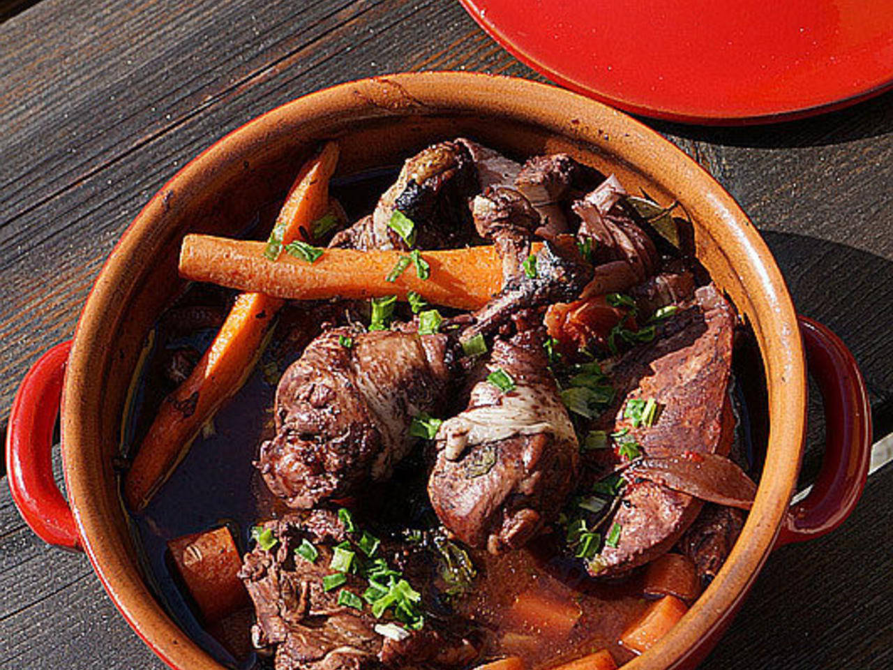 原创带你领略来自世界各地疗愈美食经典法菜红酒炖公鸡