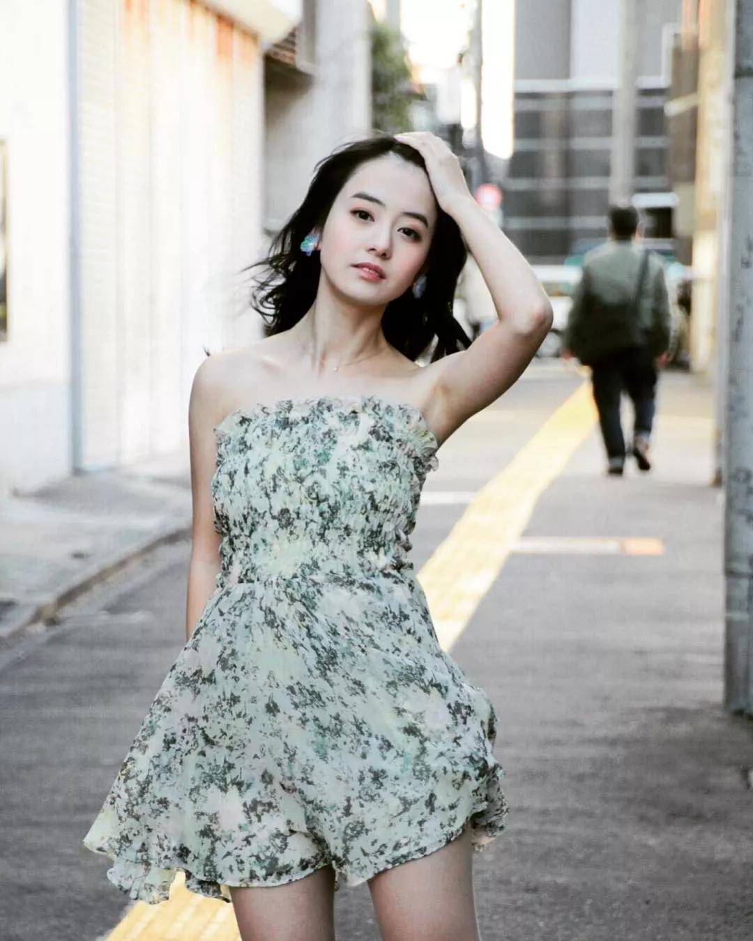 不过,中川梨花以后也不一定当演员,因为她原来是爱豆出身,14岁时就在