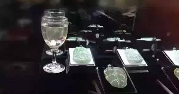 3千翡翠蛋面比3万的差在哪儿？“垃圾玉”用阴招后秒变帝王绿！