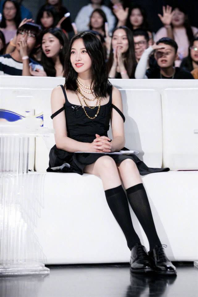 宋茜的腿怕是被上帝吻过?一般人驾驭不了的半腿袜,她却穿到透光