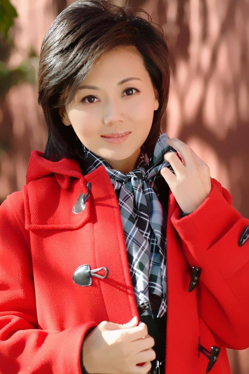 央视美女柴璐记得么?曾是省高考双冠王 42岁仍单身搭配也低调