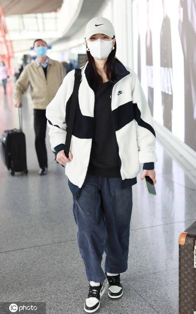 钟楚曦黑白搭配现身机场 戴棒球帽运动风打扮