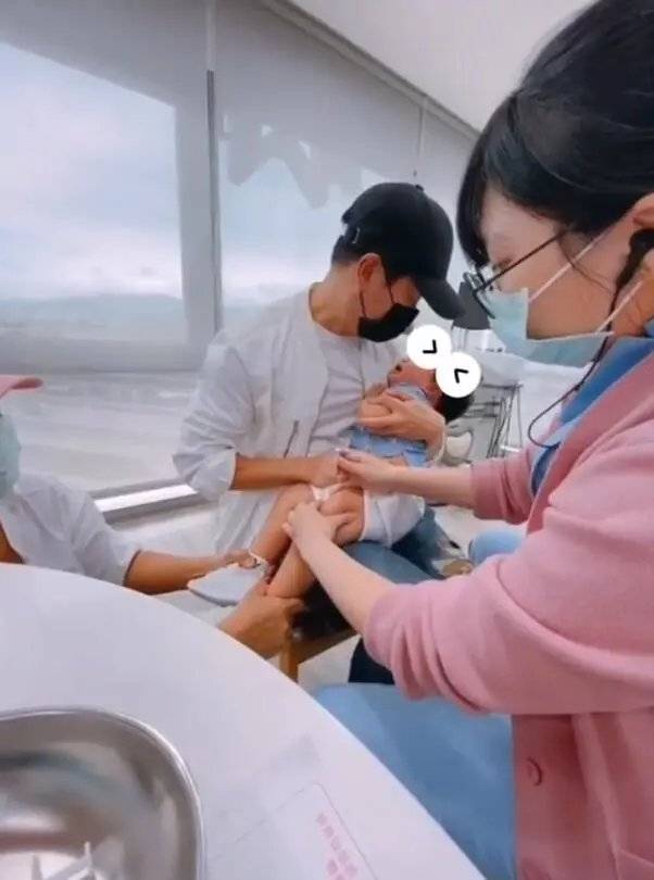 安以轩称66是变脸侠,打针大哭,还不忘与护士说拜拜,很懂礼貌_视频