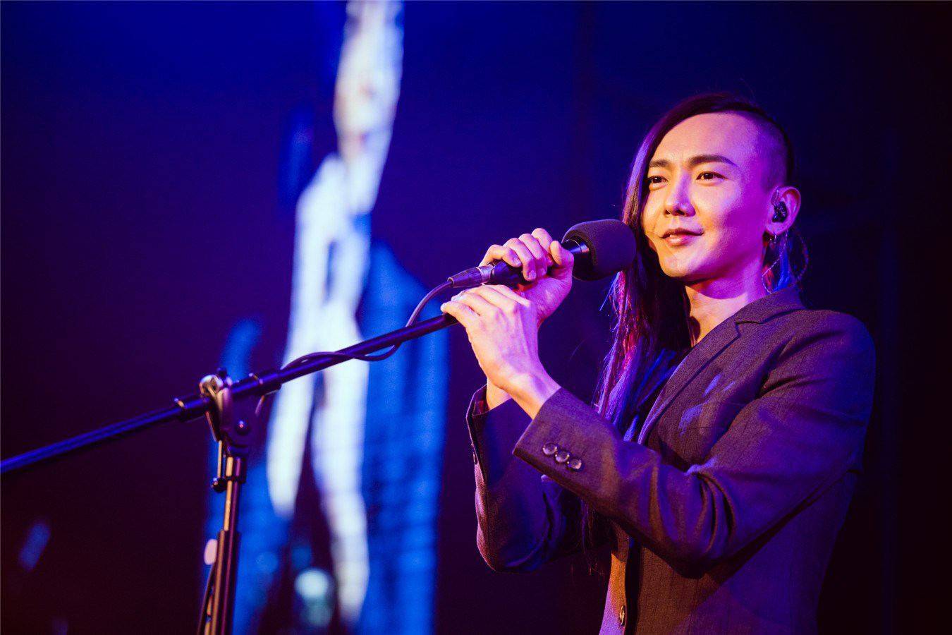 黄义达:一个既能唱出"那女孩对我说"的深情,又能出家的男人_手机搜狐