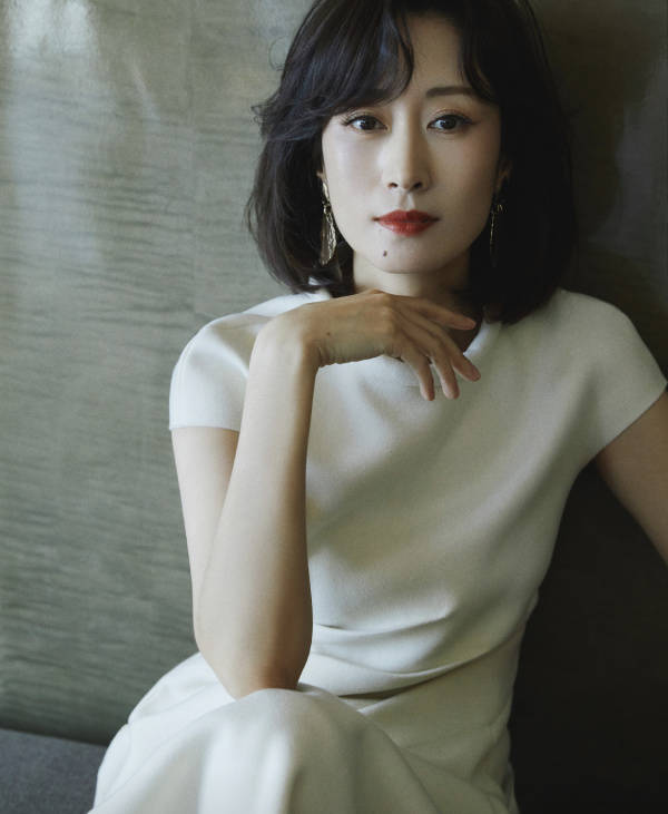 44岁刘敏涛真够"狠",穿高开衩裙秀美腿,凹凸身材真撩人