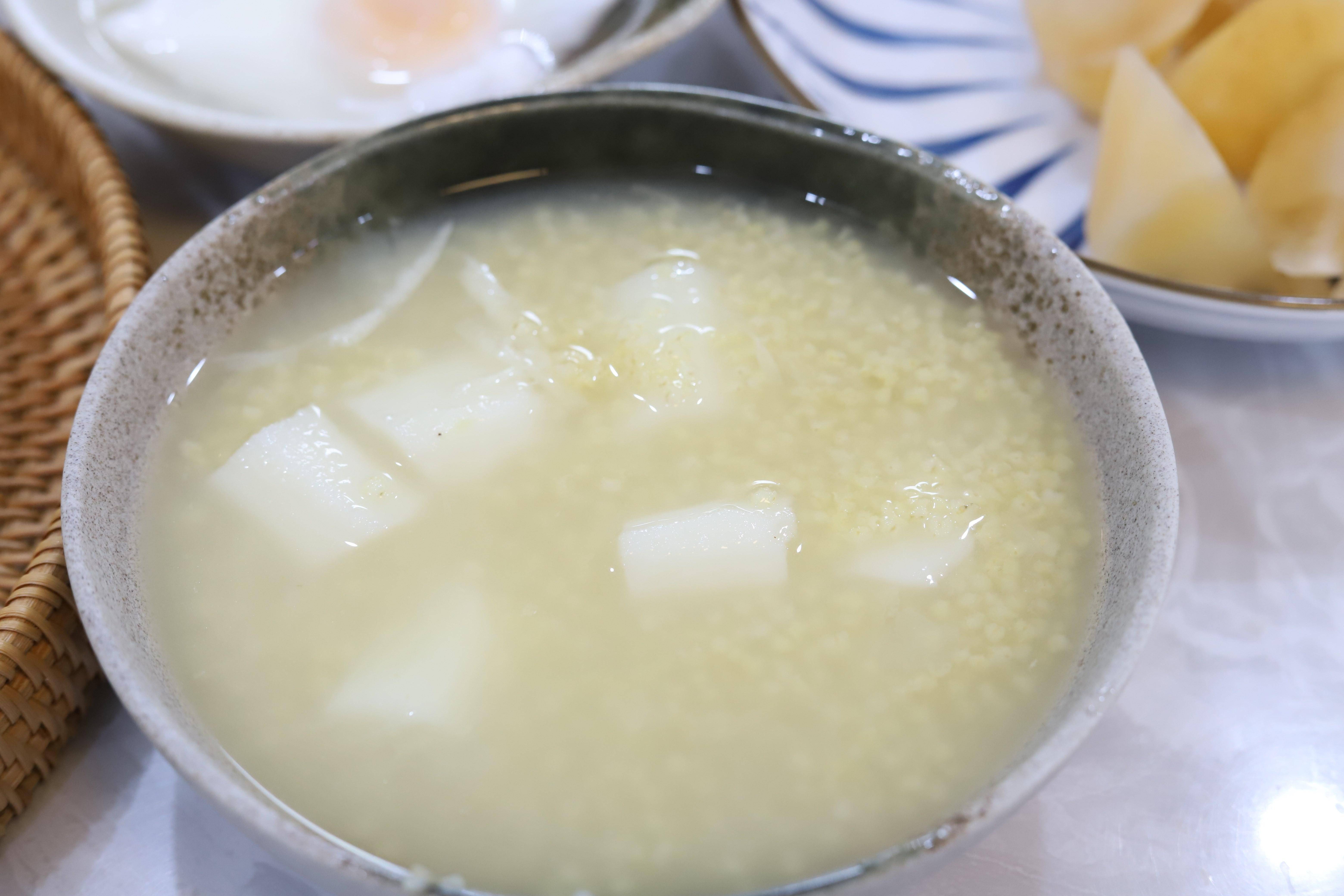 小米粥是早上煮的,很快,我用开水煮,可以节省很多时间,开水直接下入