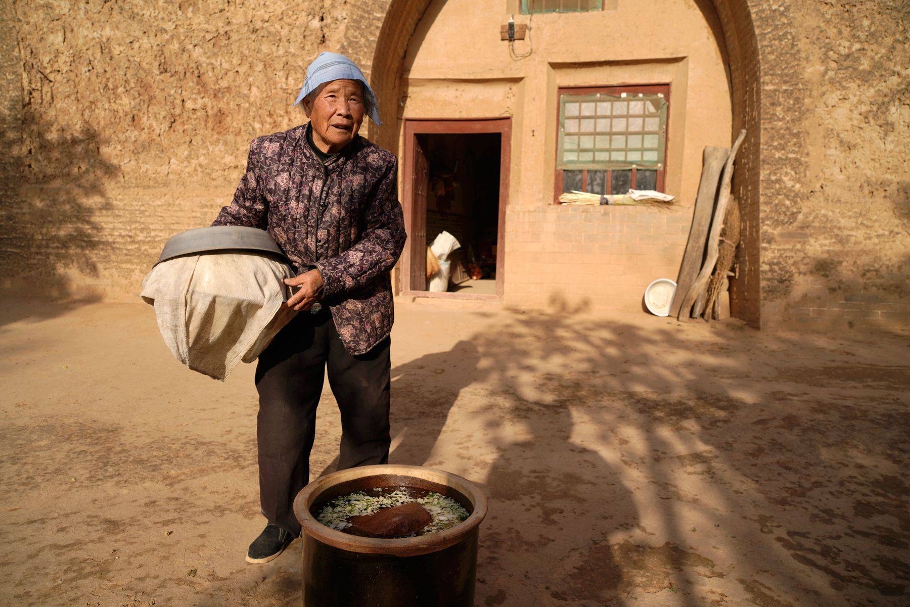 农村8旬奶奶家百年老梨树挂满小金梨吃着如同冰糖梨