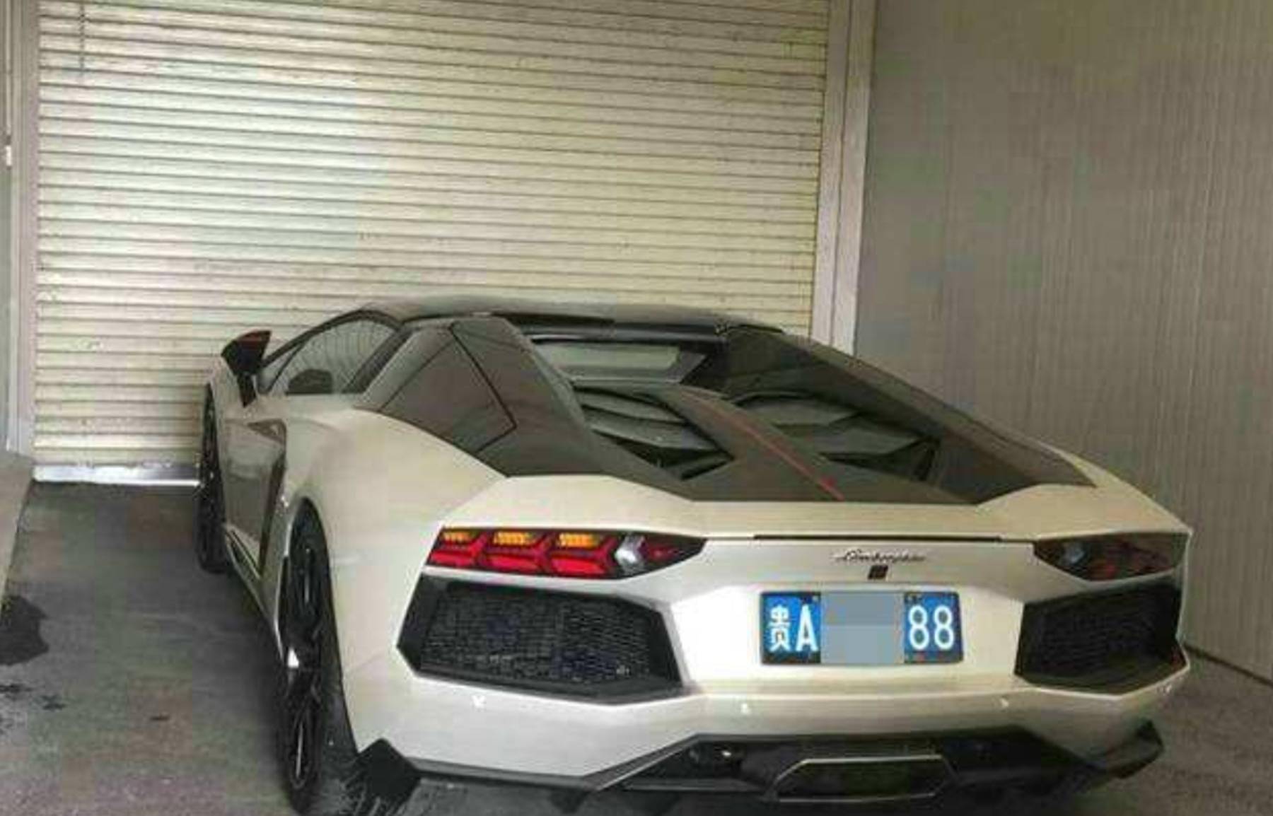 老干妈车库豪车成堆唯独这台堪称顶级一辆抵73万瓶辣酱