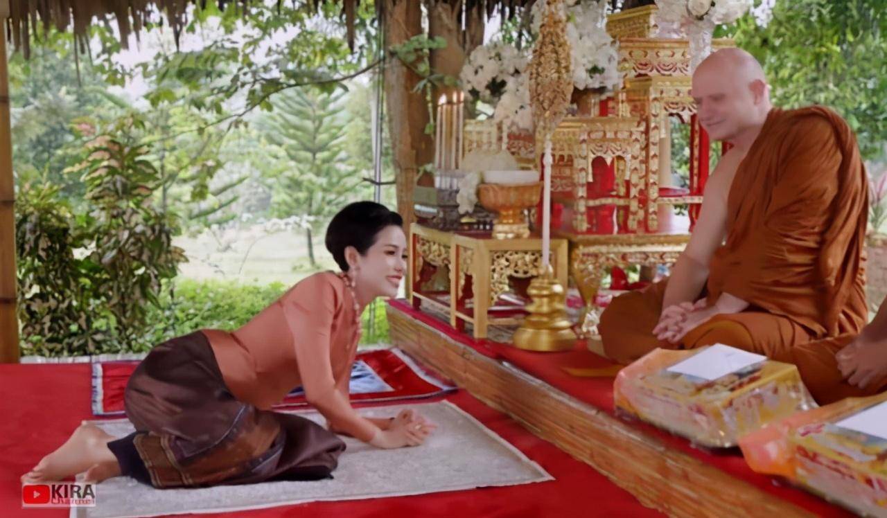 泰国婚礼新娘跪拜新郎图片