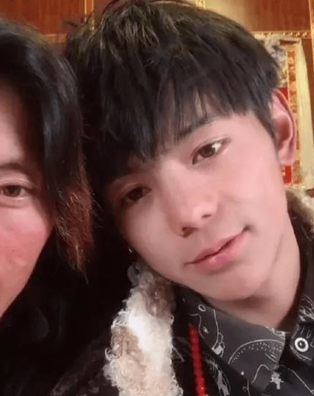 被曝派人保护,被推给某顶流签约本人却不知情_康巴汉子