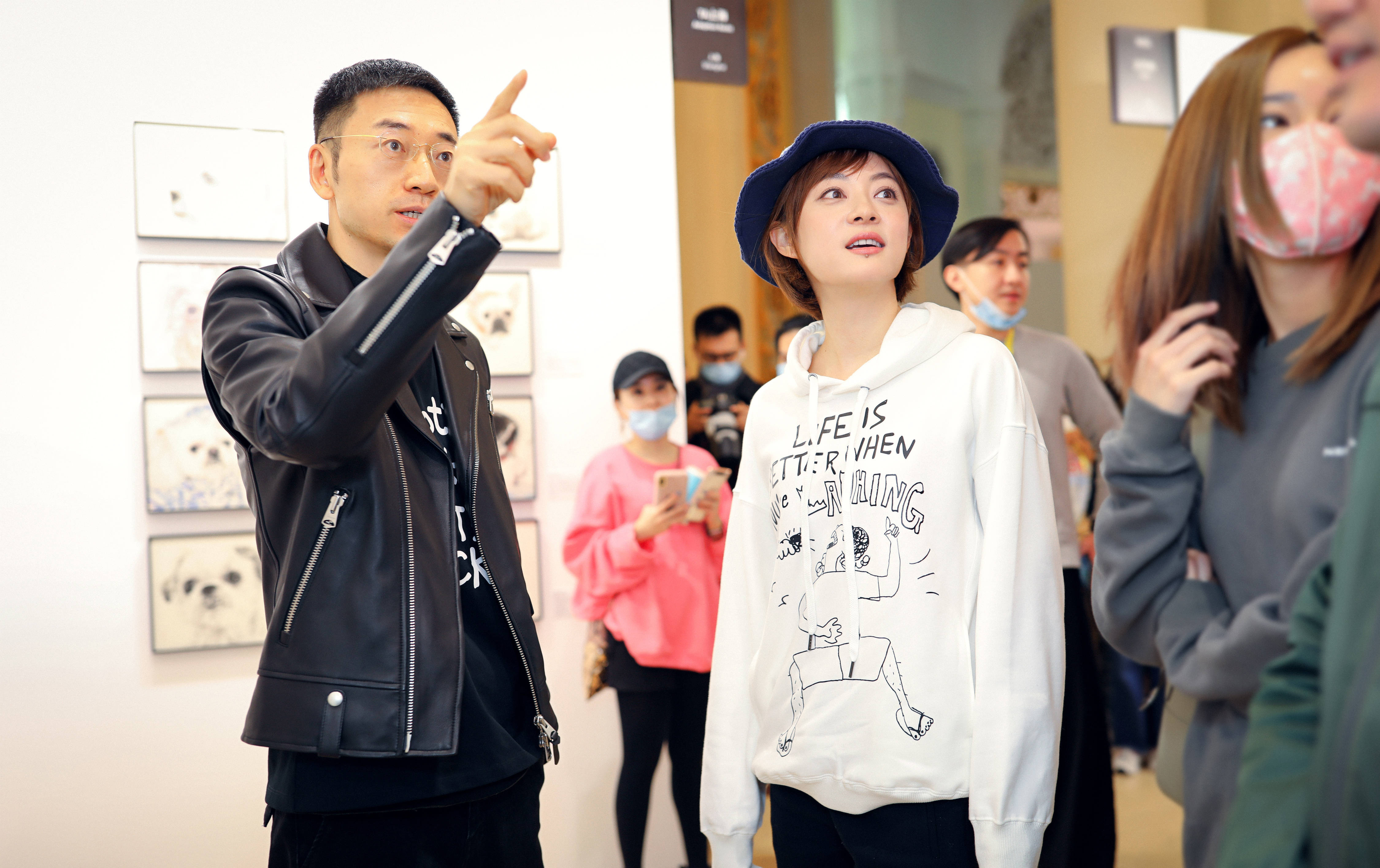 孙俪穿卫衣小黑裤参加艺术展 身材线条不输小姑娘
